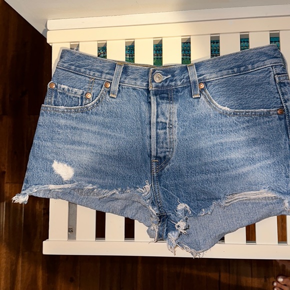 Levi's 501 Cutoff Shorts
Color Luxor Levels
Size 28 - Picture 4 of 7